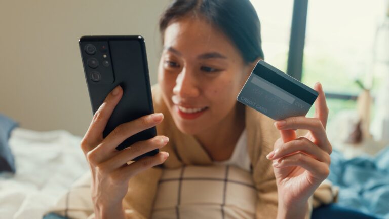 Jak aplikacje mobilne wpływają na zachowania zakupowe użytkowników?