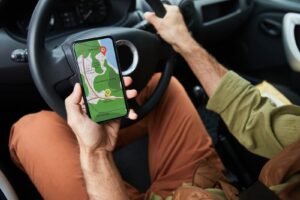 Rola lokalizacji i map w nowoczesnych aplikacjach – funkcje, które napędzają zaangażowanie 14 kierowca używający aplikacji mapy