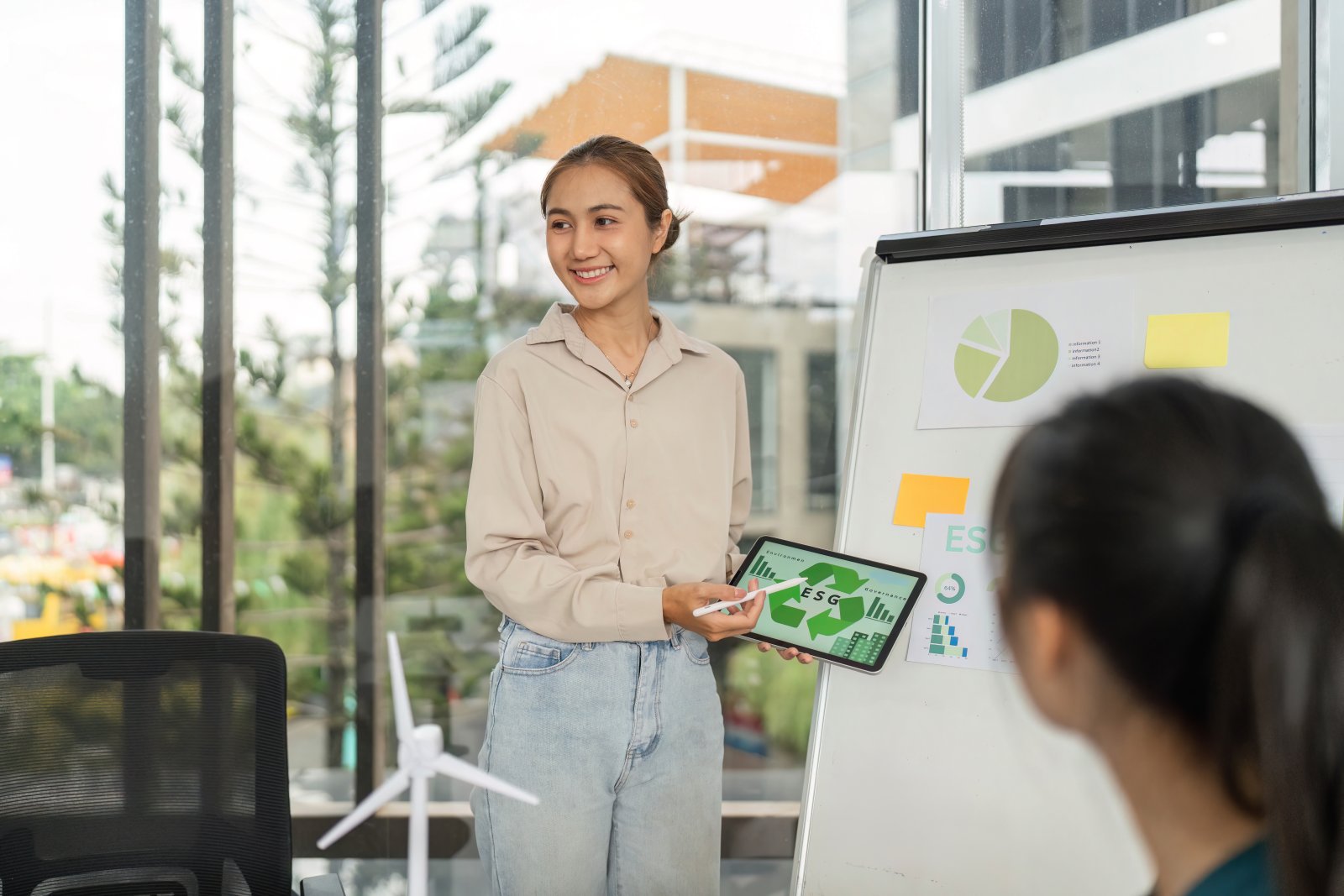 Jak aplikacje mobilne wspierają działania CSR firm – przykłady i możliwości wdrożenia 5 kobieta omawiająca strategie biznesowe