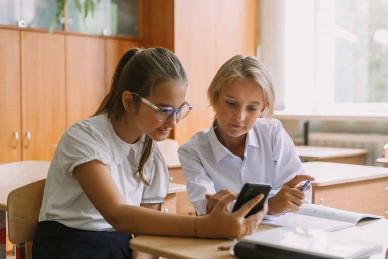 Aplikacje mobilne w sektorze edukacji – jak wspierają nauczanie hybrydowe? 15 Aplikacje mobilne w sektorze edukacji – jak wspierają nauczanie hybrydowe?